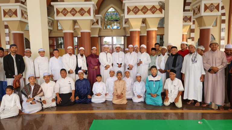 Kita doakan semoga Capt DR H Nurdin Basirun selalu sehat dan tetap istiqomah dakwah subuh serta berbakti utk agama & masyarakat / ummat seluruh alam. Barakallah fi Umrik Nurdin Hood.