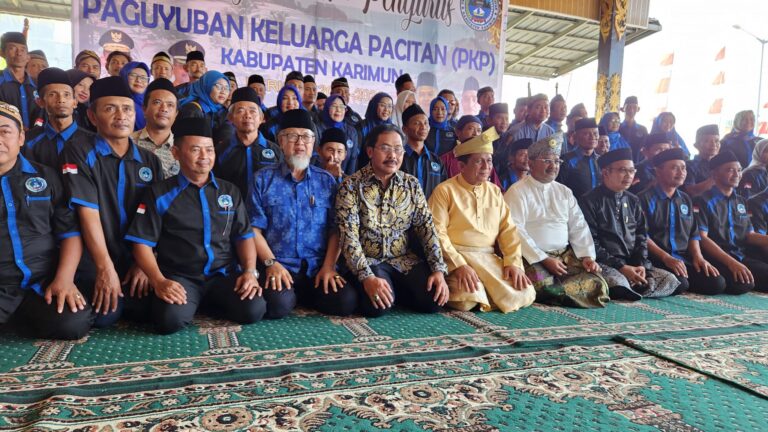 Menghadiri Pelantikan Pengurus Keluarga Pacitan Kab. Karimun, menerima amanah menjadi Dewan Penasehat.