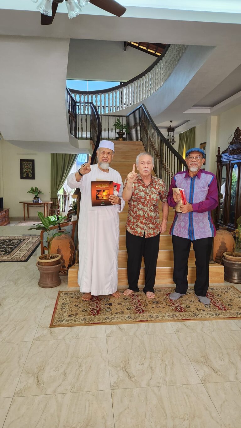 Dengan Amir Umar Azmun. Kami bersilaturahim ke kediaman Prof.DR.Tan Sri Abdul Latif di kawasan Putra Jaya Malaysia. Semangat Serumpun Melayu yang masih MEMBARA.