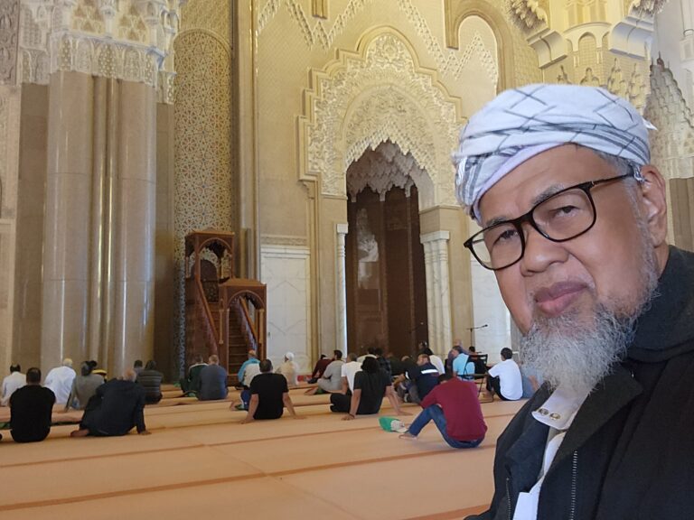 Sholat Zuhur di Masjid Sultan Hassan II Casablanca Maroco (Maghribi) Menaranya Tertinggi Diantara Masjid-Masjid Se-dunia Saat Ini