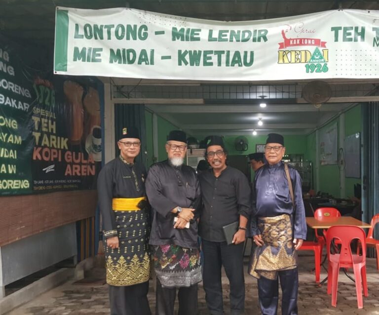 Mikul dhuwur mendhem jero. Menjunjung tinggi jasa dan kebaikan pemimpin dan melupakan kekurangannya.