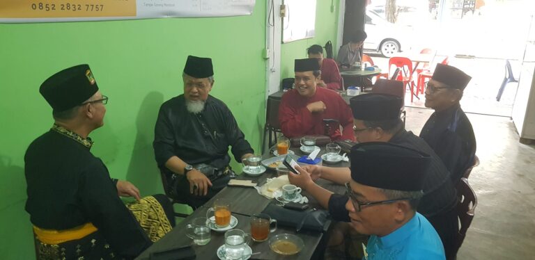 Perasaan bahagia itu menular jadi pastikan dirimu sering membaur dengan seseorang yang membuatmu bahagia.