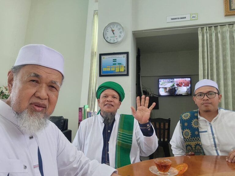 Kunjungan silaturahim setelah sholat Jum’at di Masjid Agung Kab. Karimun bersama keluarga K.H. Ustaz Sinambela dan anaknya. Barakallah.