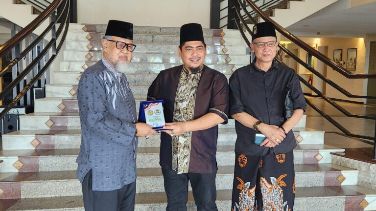 Menjunjung kasih atas pemberian pingat dan lencana dari DR.R.A.HUZAIFAH DATO’ HASYIM selaku FOUNDER/C E O (PERANTARA ACADEMY OF MATERIAL&CULTURAL ARTS)