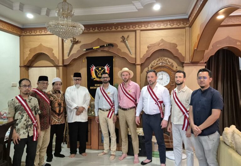 Rais Salman Kajie, Shaykh Abdal Mujeeb Galagher [London, Inggris], Humayyun Perez, Yusuf Perez [Granada, Spanyol], Umar Azmon [Malaysia] bersama Sultan Huzrin Hood dari Kesultanan Bintan Darul Masyhur.