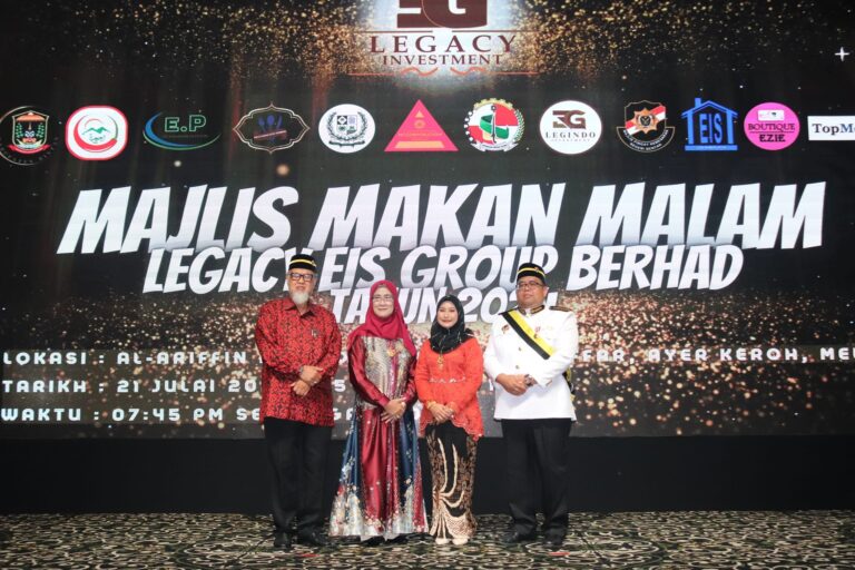 PENYERAHAN CENDRA HATI OLEH DATO SRI ZULKIFLI Bin IBRAHIM, PADA MAJLIS MAKAN MALAM LEGACY EIS GROUP BERHAD