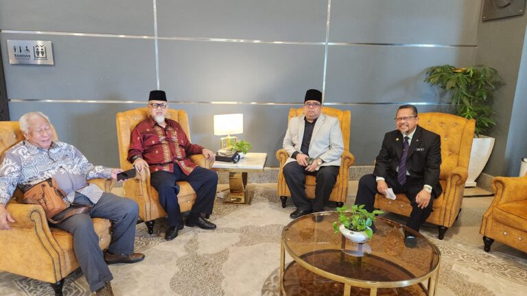 Menghadiri Seminar Pertama Hang Tuah di Auditorium MITC Melaka