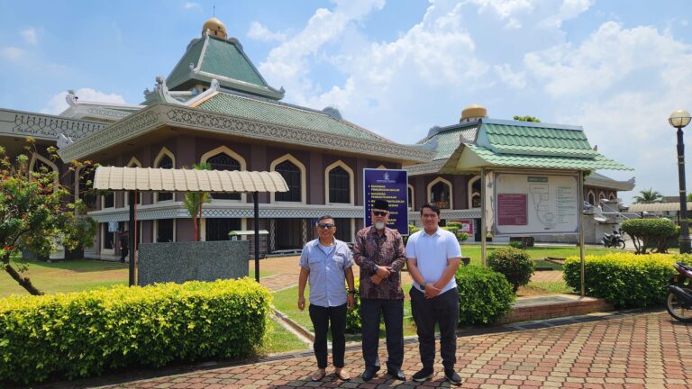 Sholat Jum’at di Masjid Al Azim Masjid Resmi Negeri Melaka sambil belajar bagaimana mereka mengajak ummat gemar berwaqaf… Barakallah.